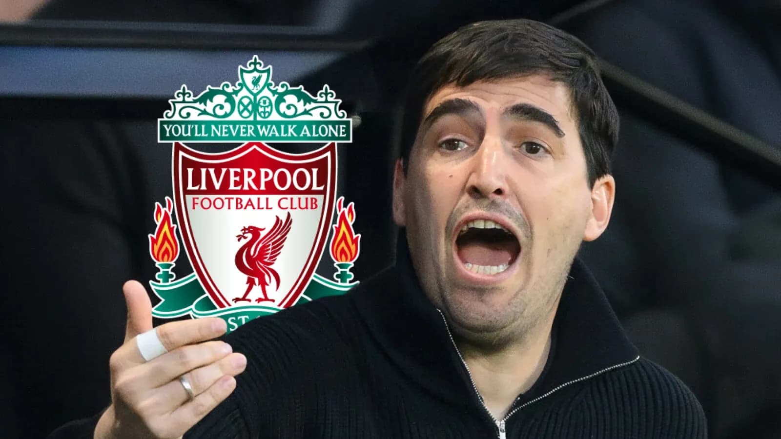 Entrenador gesticulando frente al escudo del Liverpool