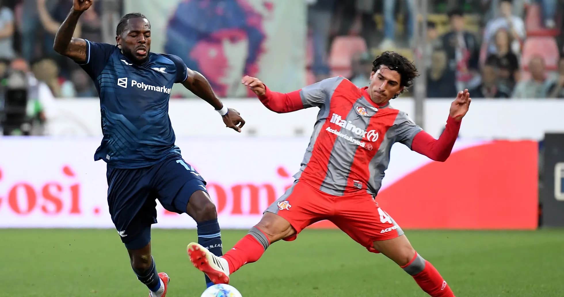 Jugador de Lazio compitiendo por el balón