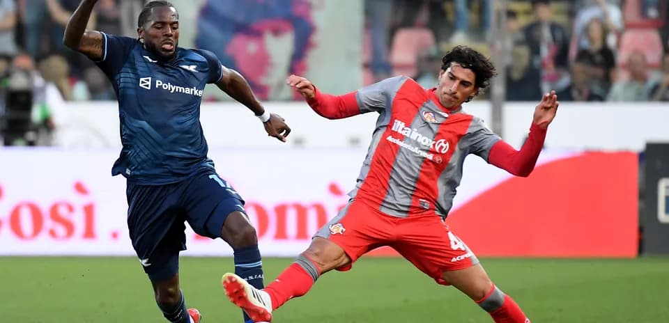 Jugador de Lazio compitiendo por el balón