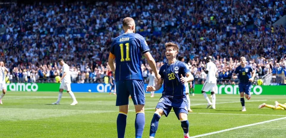 Džeko y compañero celebrando un gol