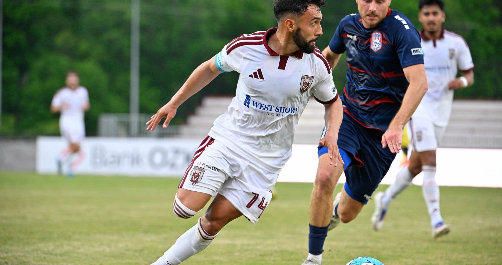 Jugador de Knoxville driblando a oponente