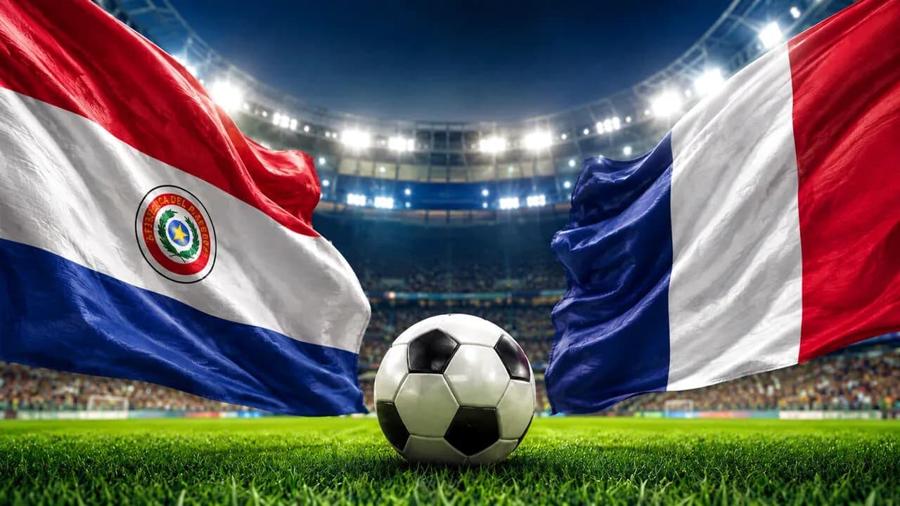 Banderas de Paraguay y Francia con balón de fútbol