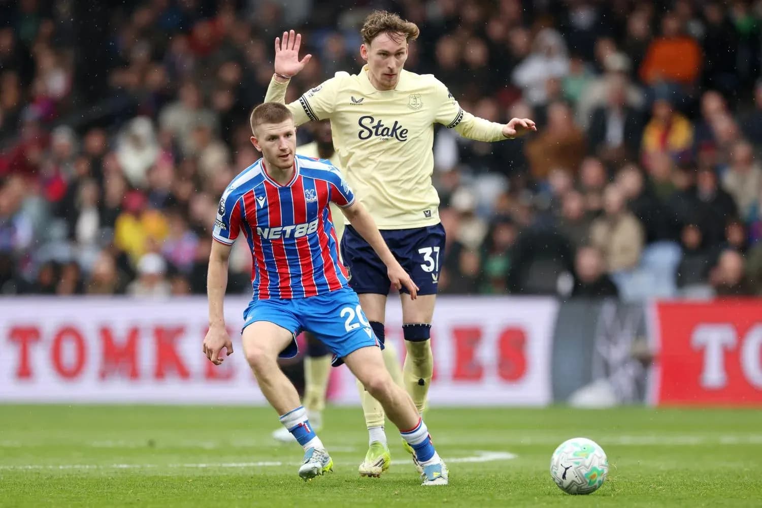 Jugador de Crystal Palace en acción contra Everton