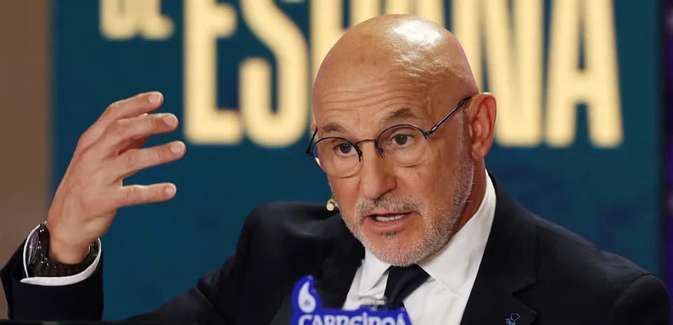 Hombre hablando en conferencia de prensa con logotipos