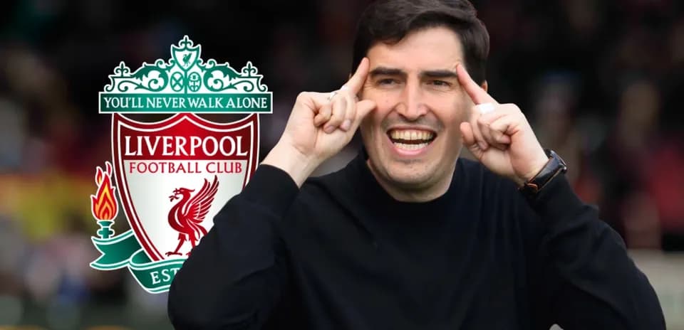 Entrenador gesticulando con el logotipo de Liverpool