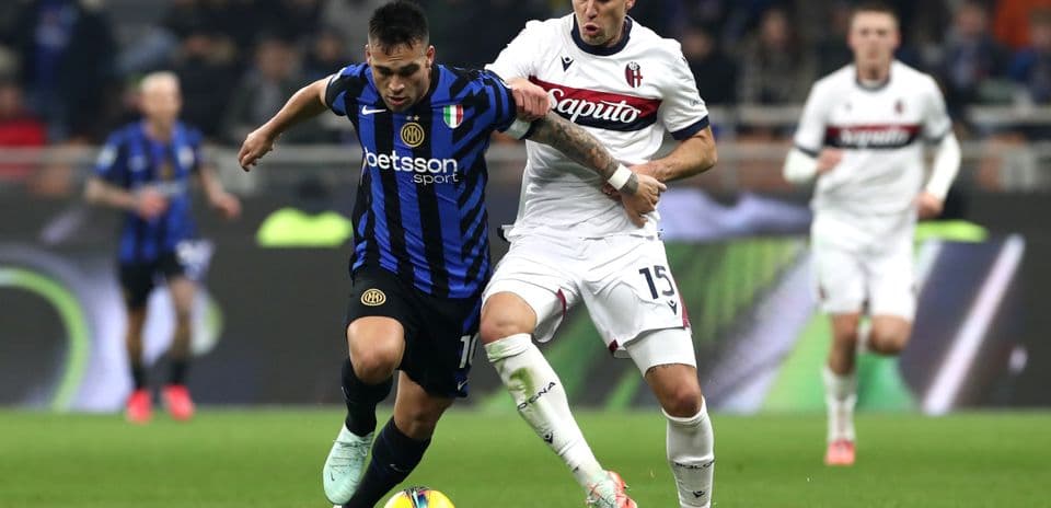 Luchando por el balón en el partido Bologna vs Inter