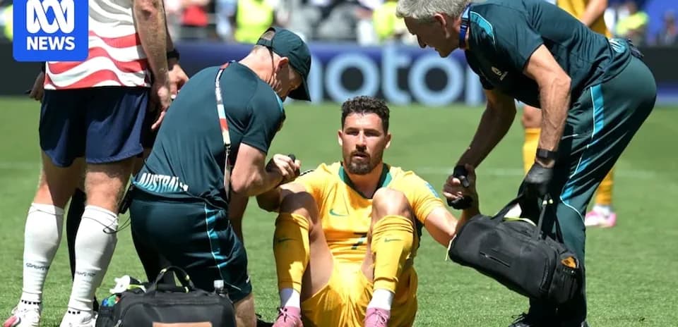 Jugador de fútbol recibiendo atención médica en el campo