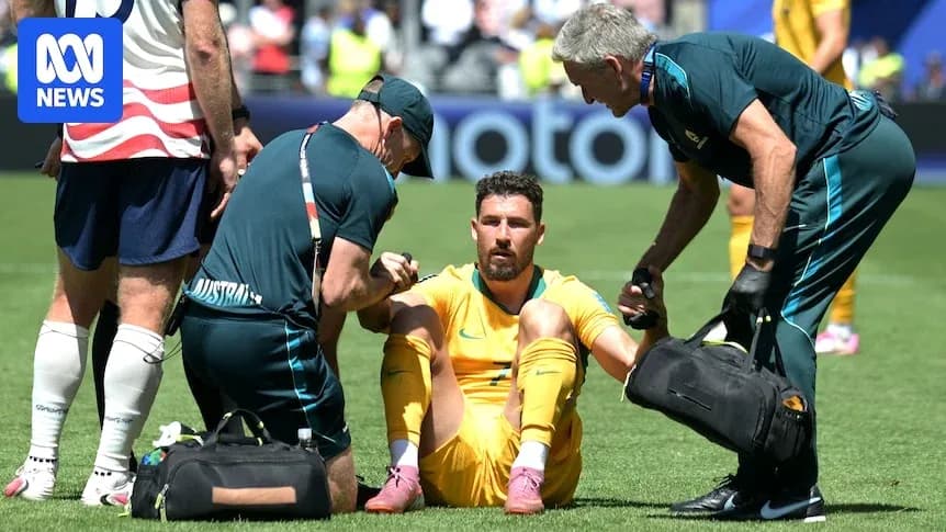 Jugador de fútbol recibiendo atención médica en el campo