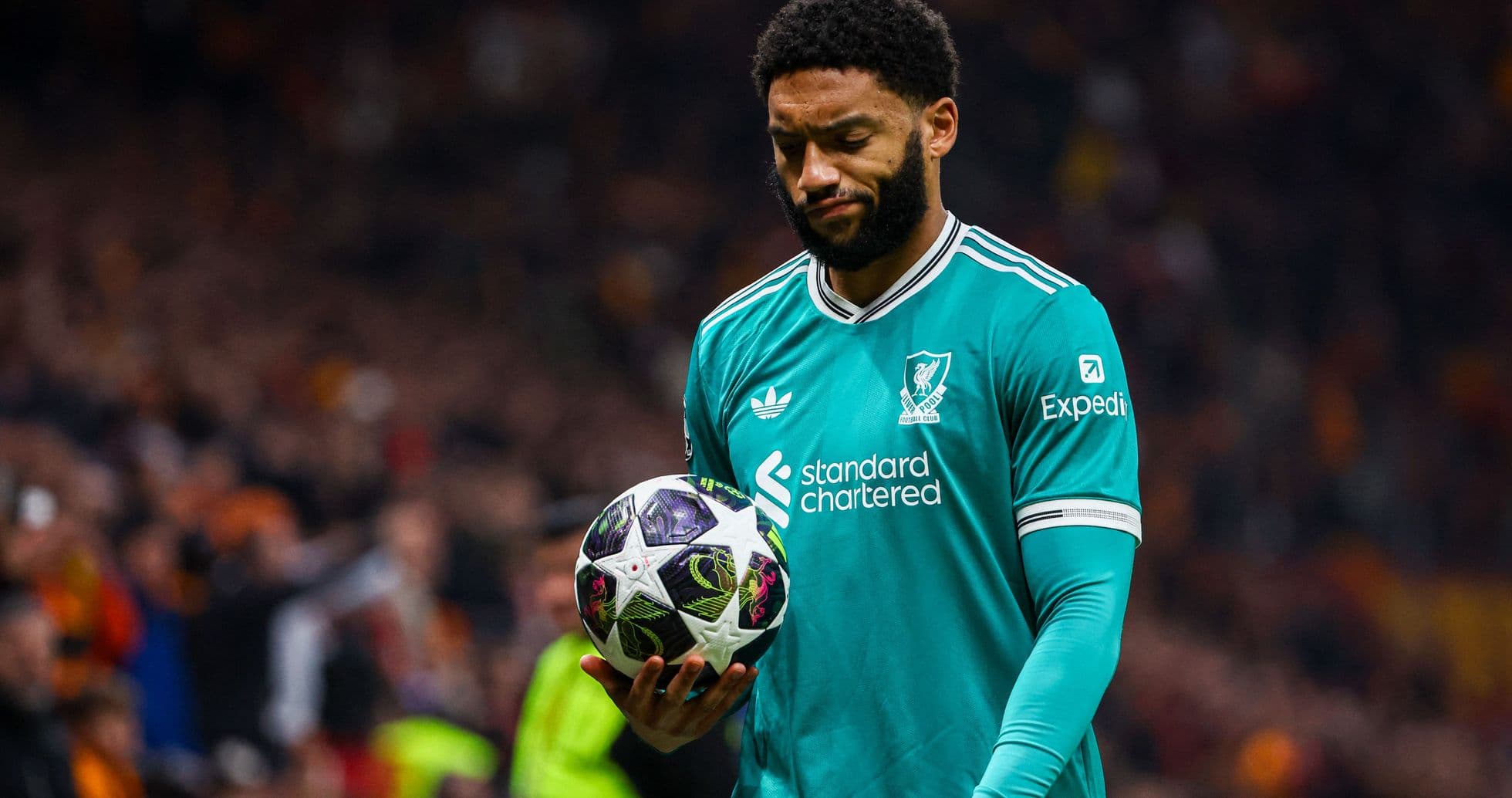 Jugador sosteniendo balón durante partido de fútbol