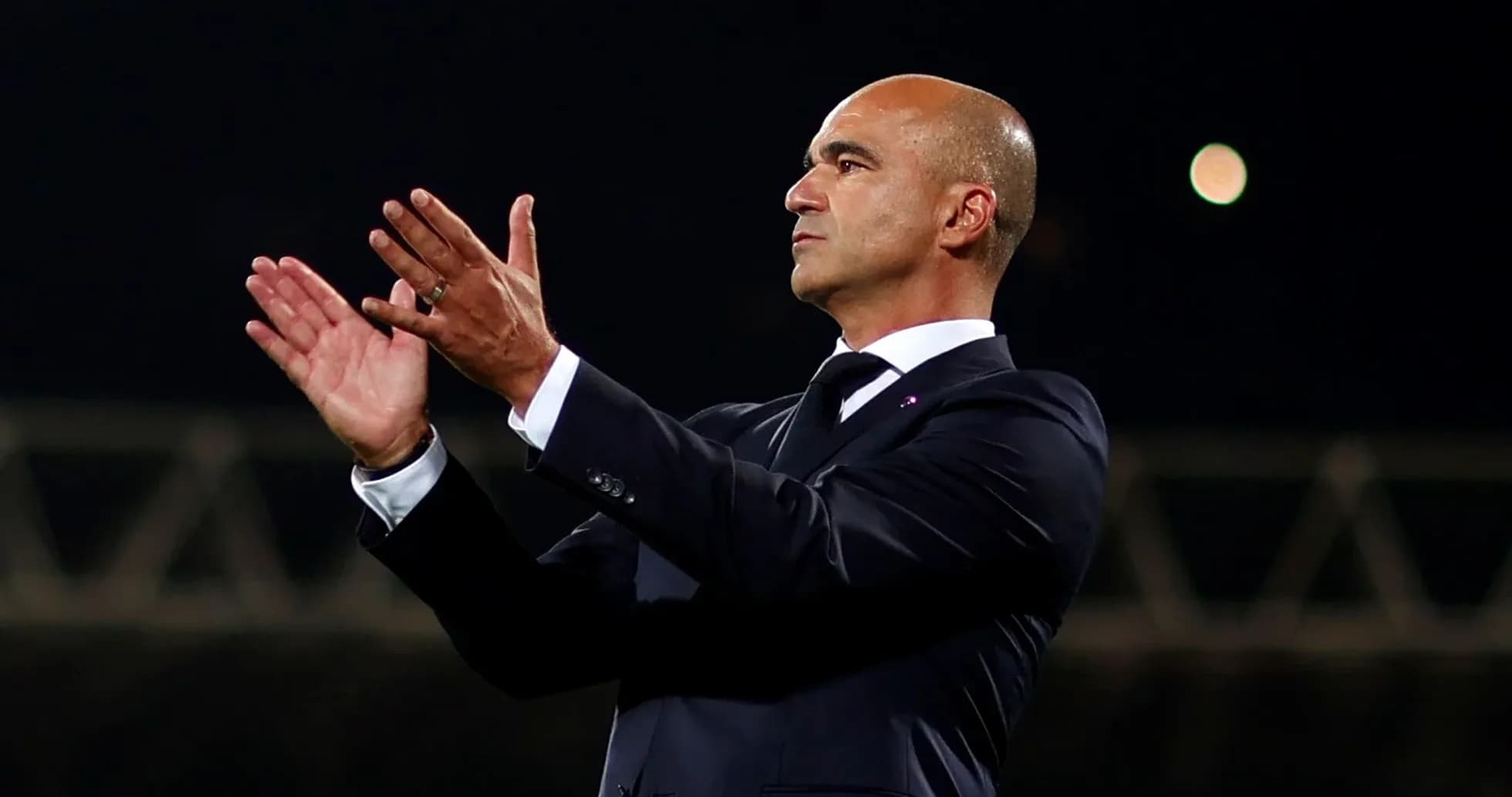 Entrenador aplaudiendo en un partido de fútbol