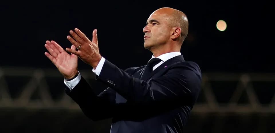 Entrenador aplaudiendo en un partido de fútbol