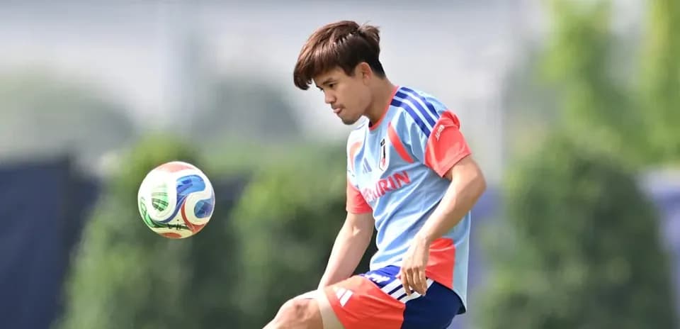 Jugador japonés entrenando y golpeando el balón