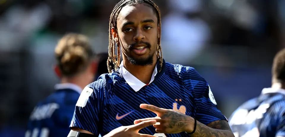 Jugador francés haciendo un gesto durante calentamiento