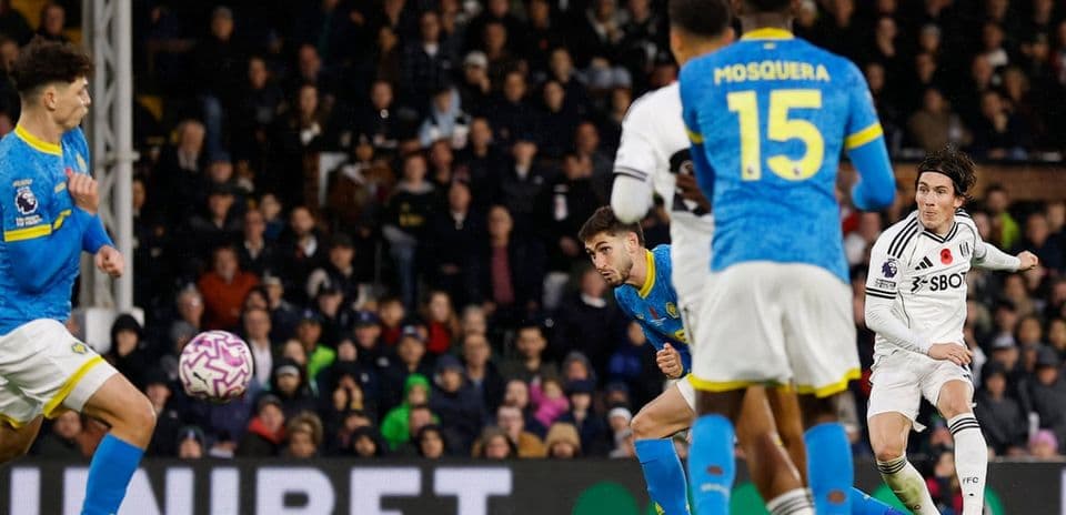 Jugador de Fulham disparando a portería