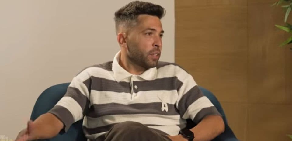 Persona hablando en una entrevista sentada en sofá