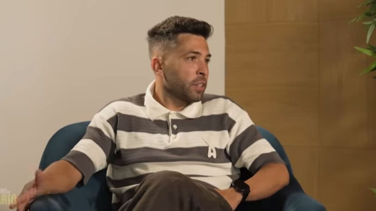 Persona hablando en una entrevista sentada en sofá