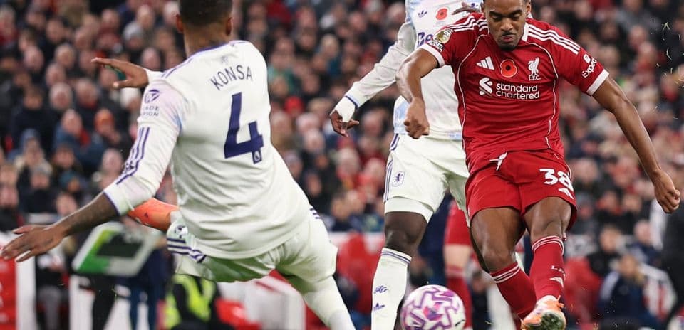 Jugador de Liverpool disparando durante el partido