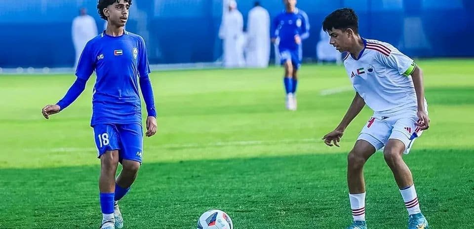 Jugadores de Bani Yas U23 y Al Jazira U23 en acción