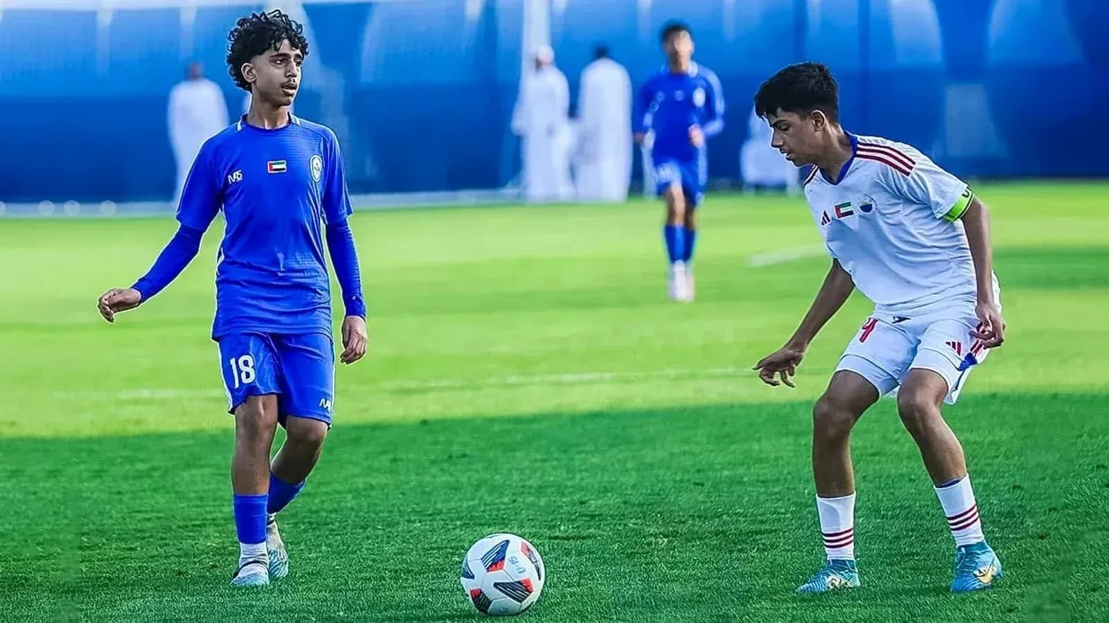Jugadores de Bani Yas U23 y Al Jazira U23 en acción