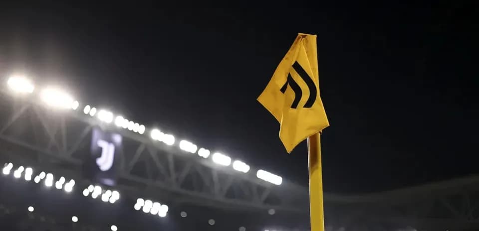 Esquina amarilla con el logo de Juventus en fondo