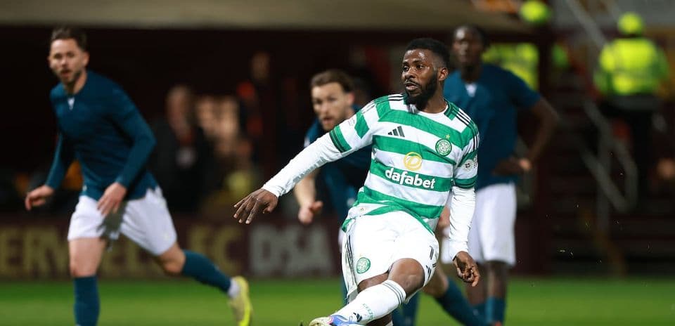 Jugador de Celtic controlando el balón en el partido