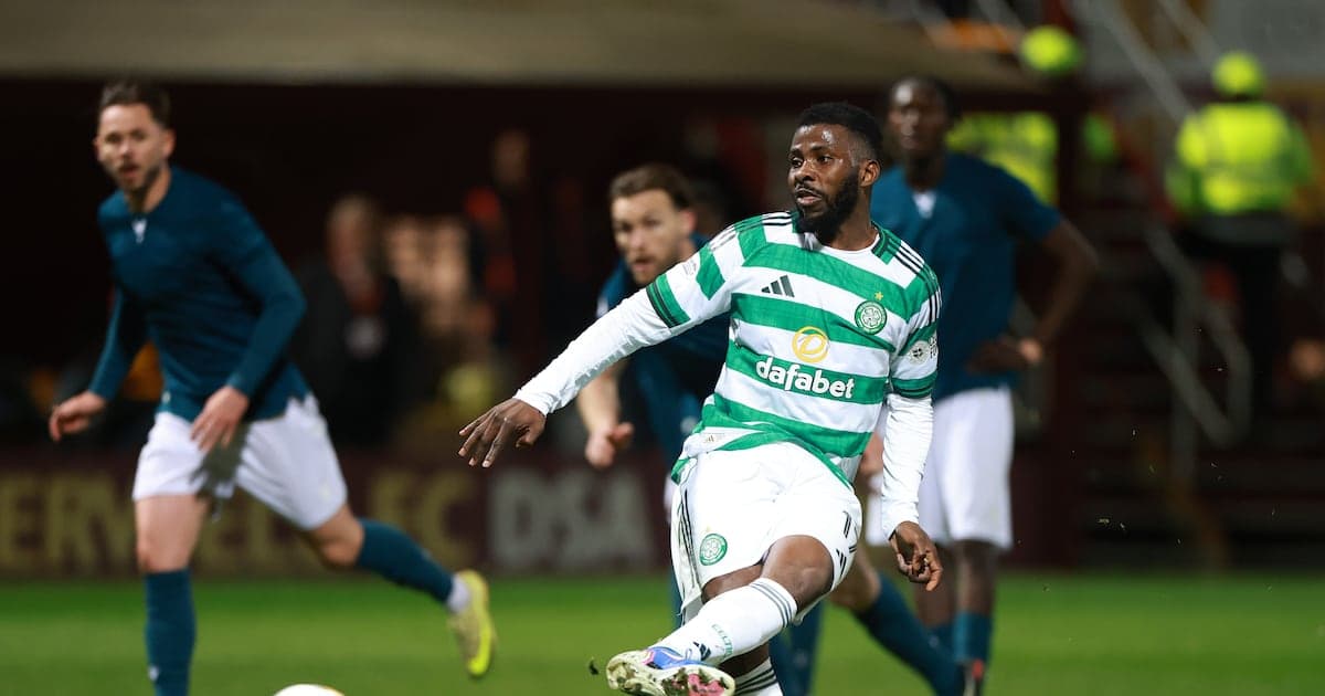 Jugador de Celtic controlando el balón en el partido