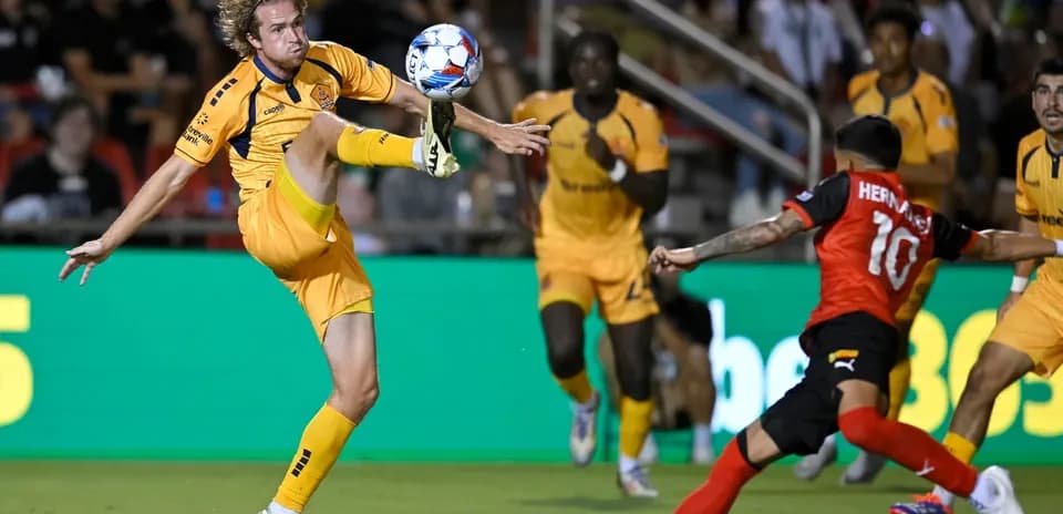 Jugador golpeando el balón en el partido