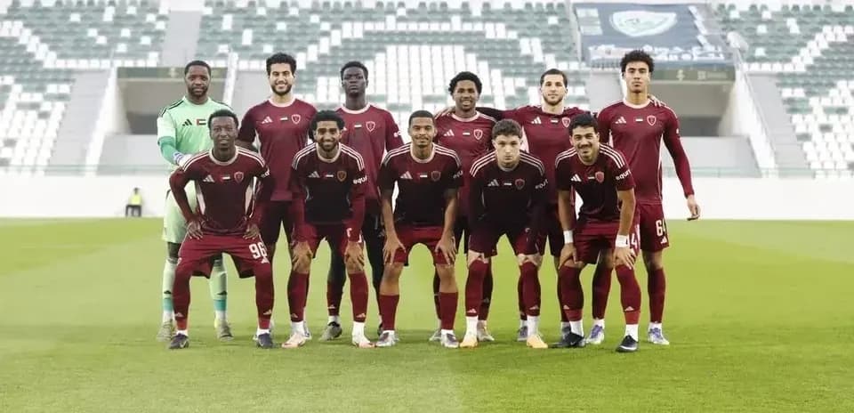 Equipo de Al Wahda U23 posando en el campo