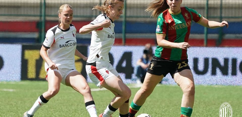 Tres jugadoras compiten por el balón en partido