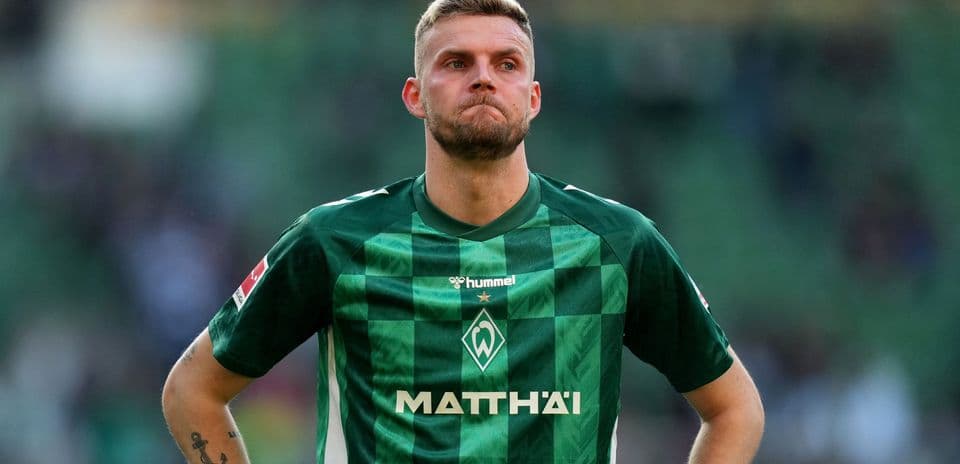 Jugador de Werder Bremen con camiseta verde en el campo