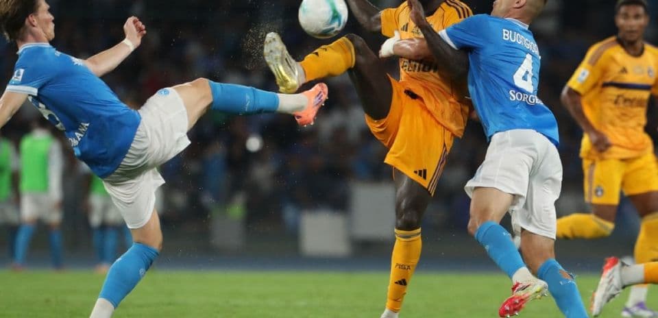 Jugadores de Pisa y Napoli en acción