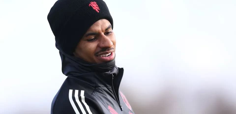 Jugador con gorro en entrenamiento al aire libre