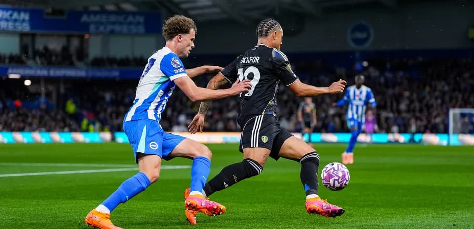 Jugador de Leeds vs Brighton en acción