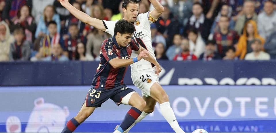 Jugadores de Levante y Mallorca compitiendo por el balón