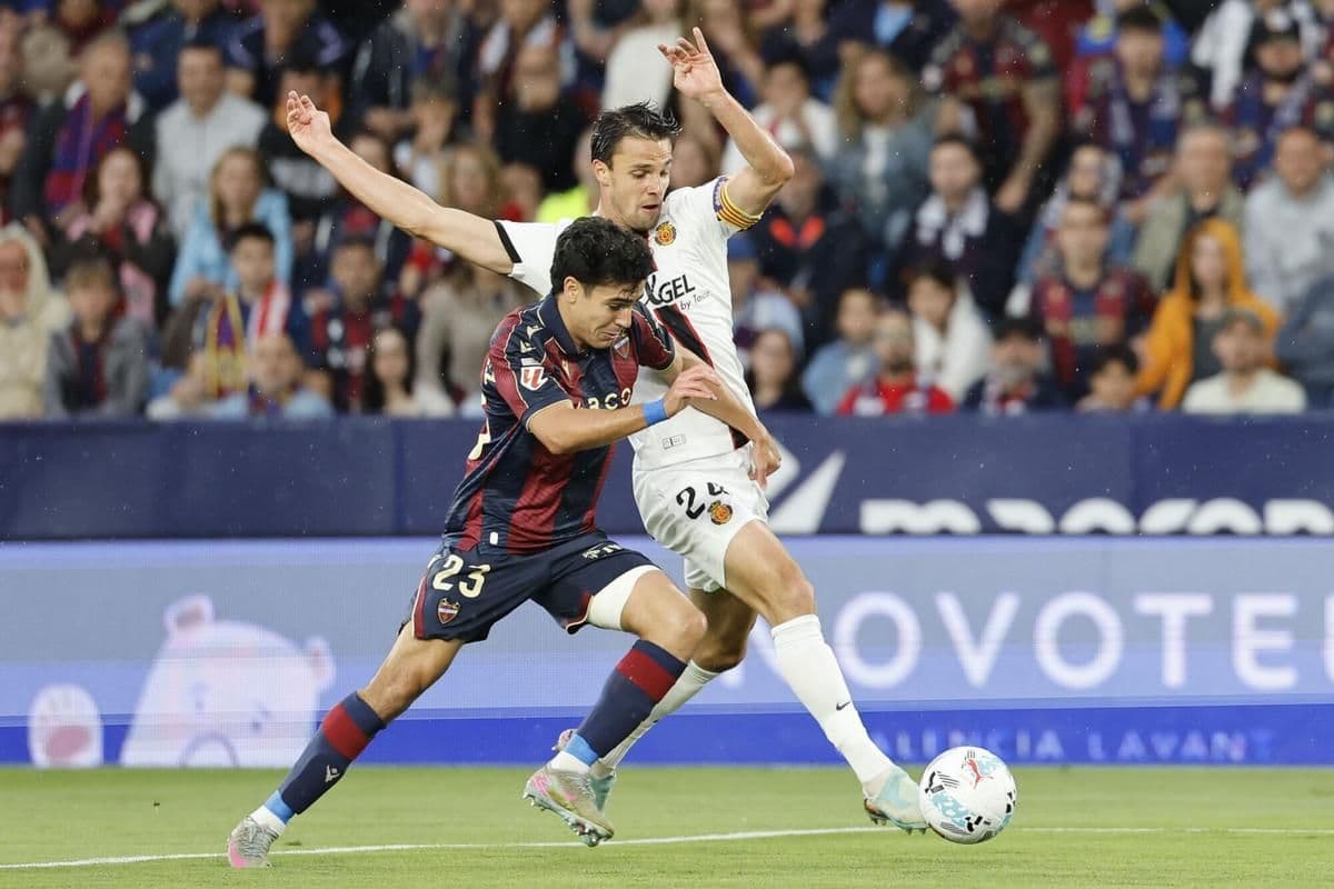 Jugadores de Levante y Mallorca compitiendo por el balón