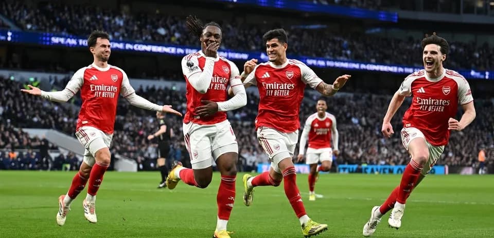 Jugadores de Arsenal celebrando un gol en el partido
