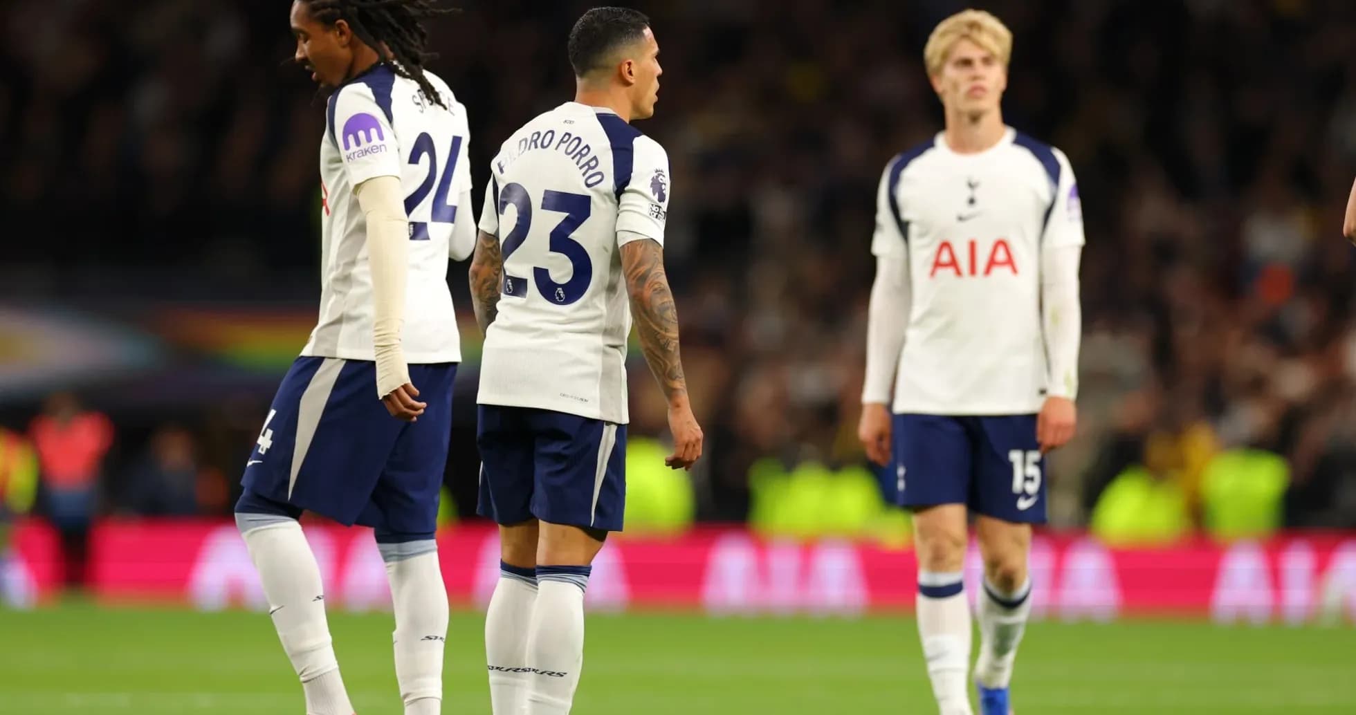 Jugadores de Tottenham en el campo después de la jugada