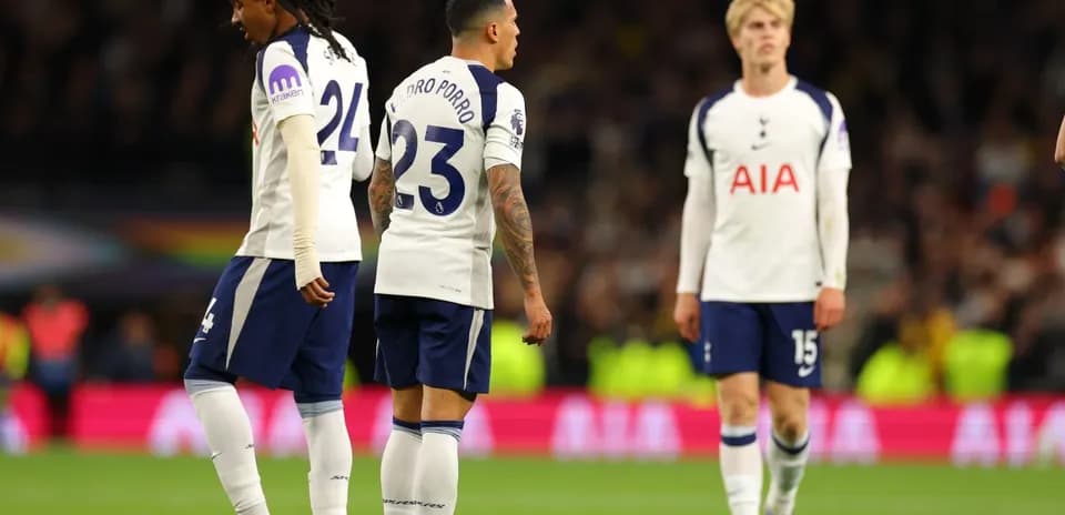 Jugadores de Tottenham en el campo después de la jugada