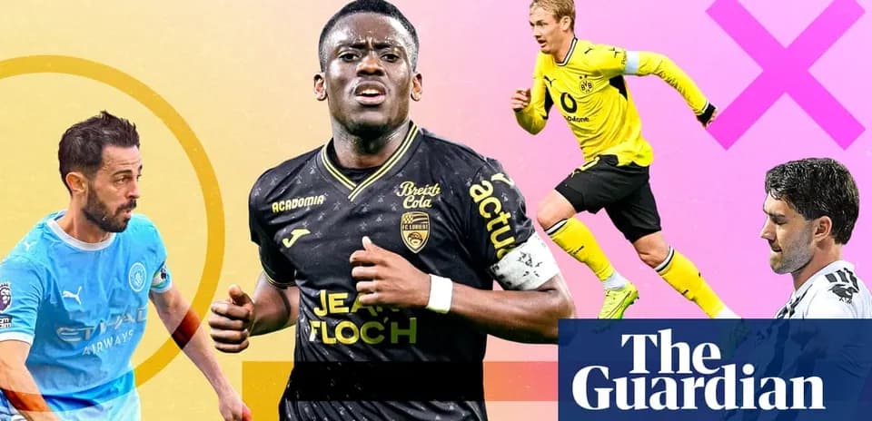 Cuatro jugadores de fútbol en acción y en distintos uniformes