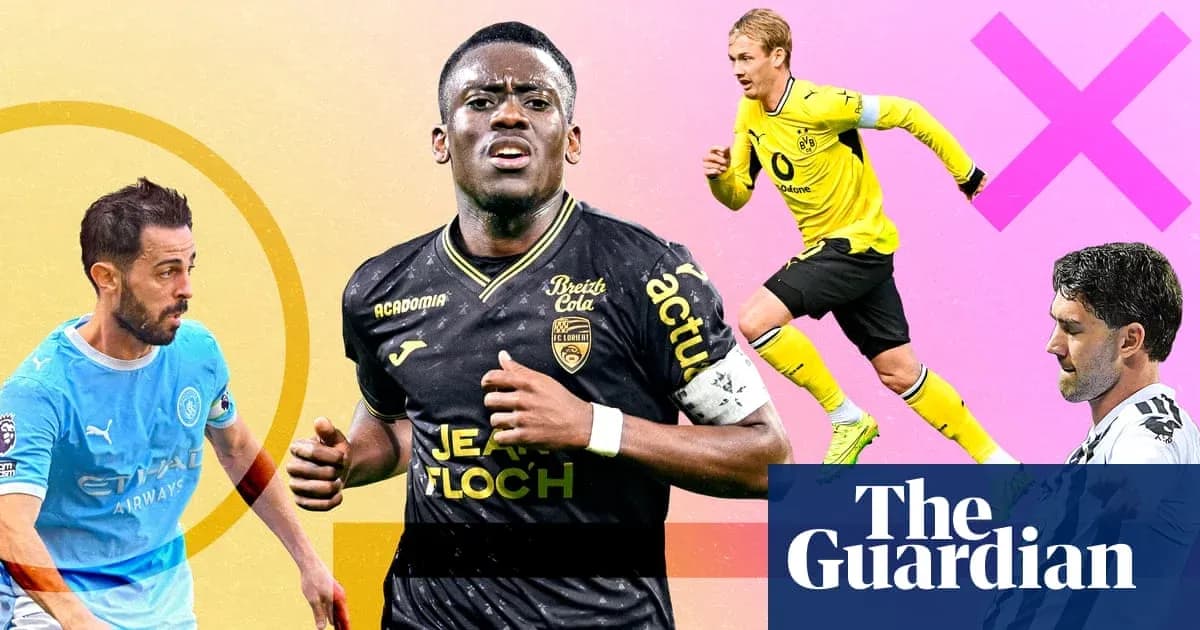 Cuatro jugadores de fútbol en acción y en distintos uniformes