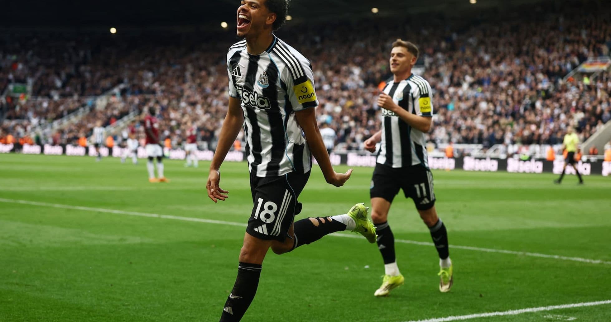 Jugador del Newcastle celebrando un gol