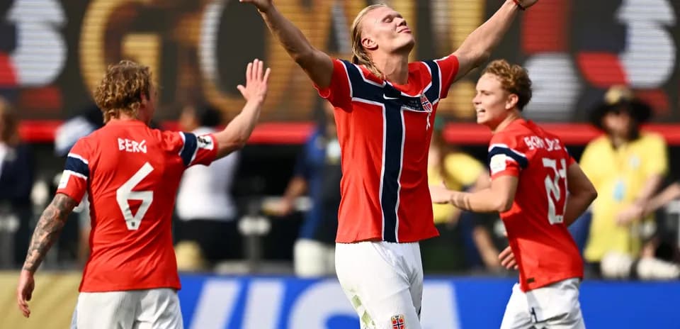 Jugadores noruegos celebrando un gol en el partido