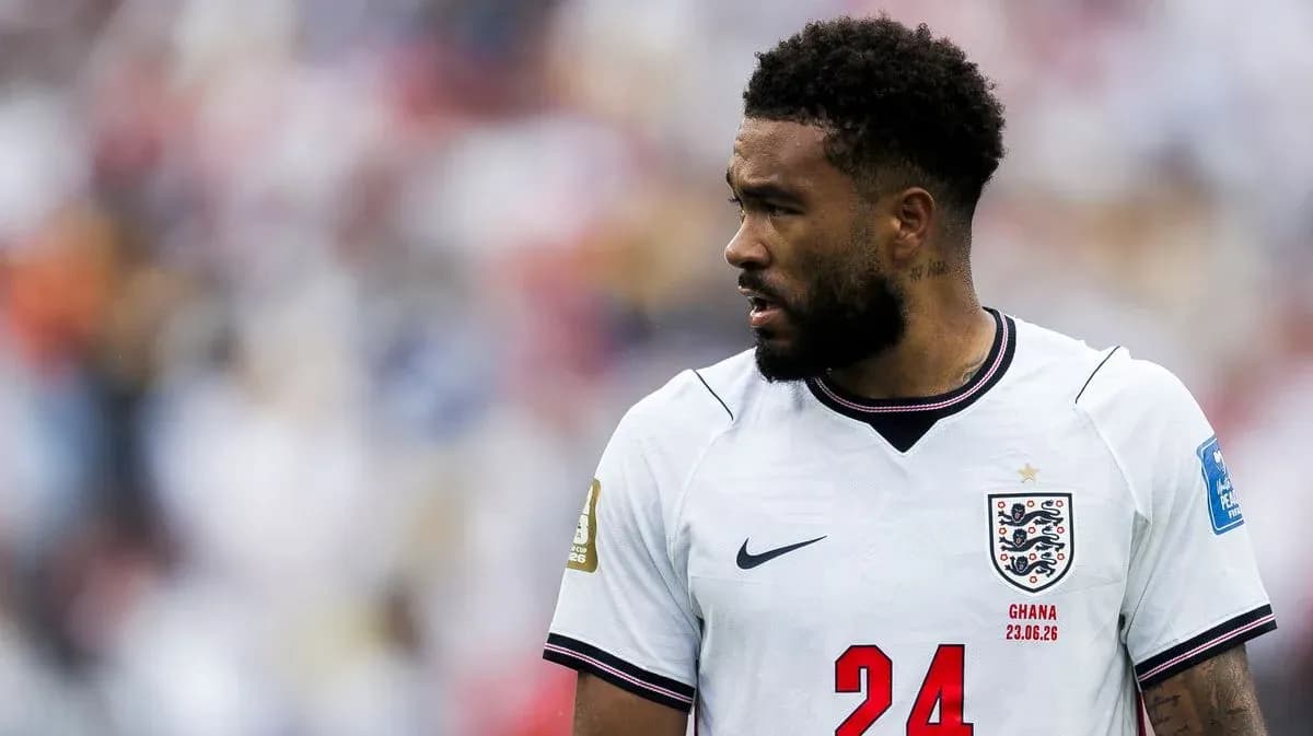 Jugador de Inglaterra con camiseta blanca en el campo