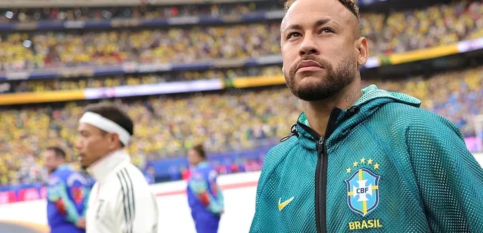 Neymar en el campo antes del partido con Brasil
