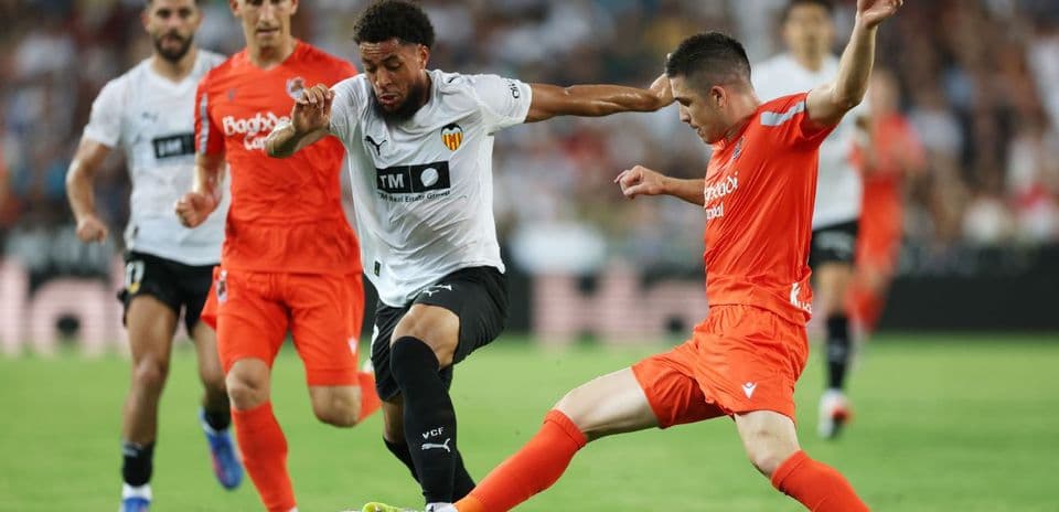 Acción de juego entre Real Sociedad y Valencia