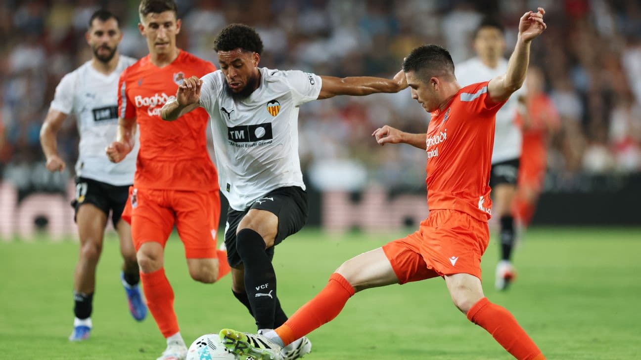 Acción de juego entre Real Sociedad y Valencia
