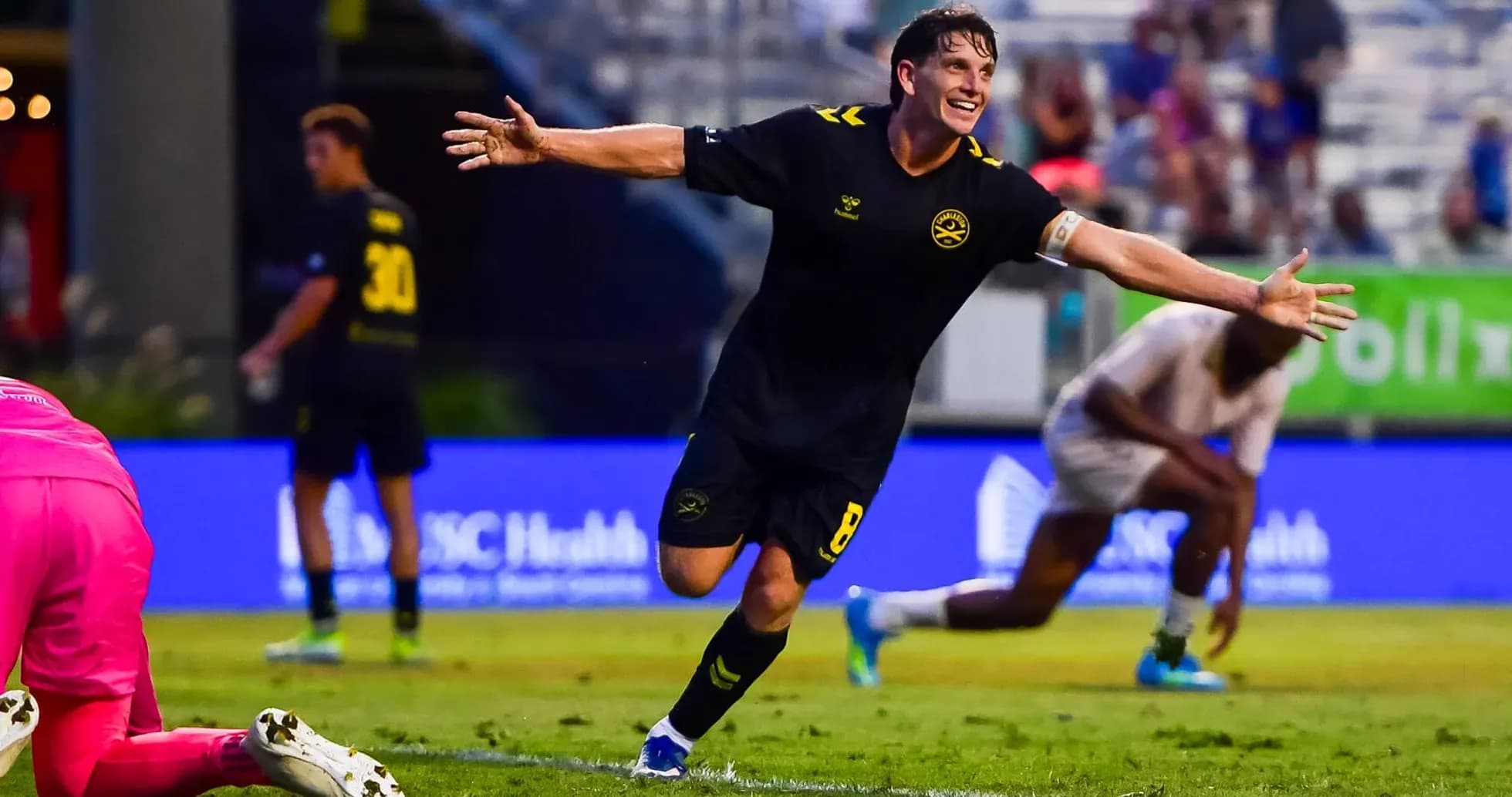 Jugador celebra un gol en partido de fútbol