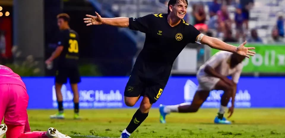 Jugador celebra un gol en partido de fútbol