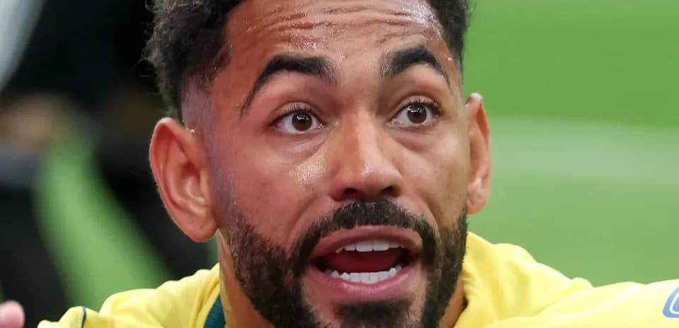 Jugador de fútbol celebrando en el campo de juego