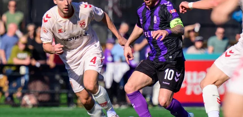 Cavalry FC contra Pacific FC en el campo